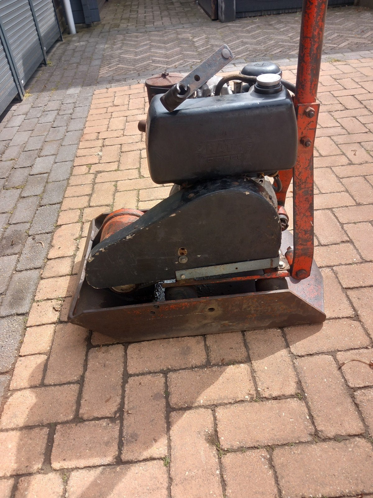 Trilplaat  nemaco hatz diesel. 2ton., Ophalen