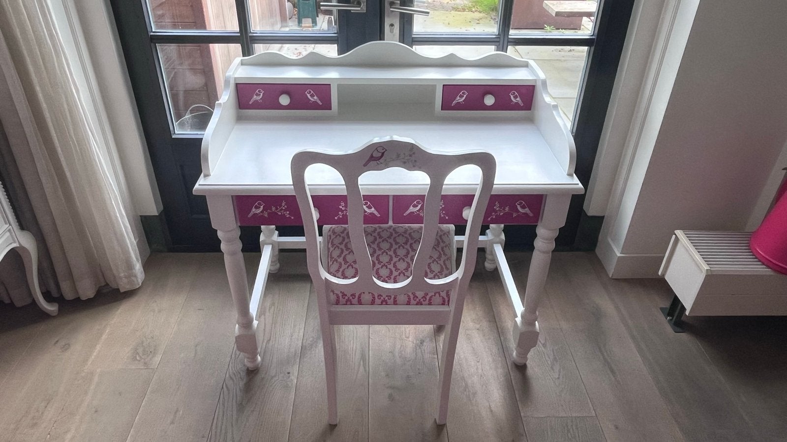 Prachtig wit bureau met roze accenten en stoel, Huis en Inrichting, Ophalen, Met lades, Hout, Kinderbureau