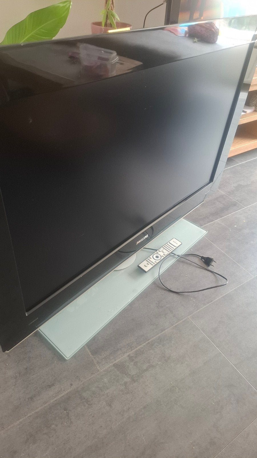 Zware Philips TV - valt soms uit