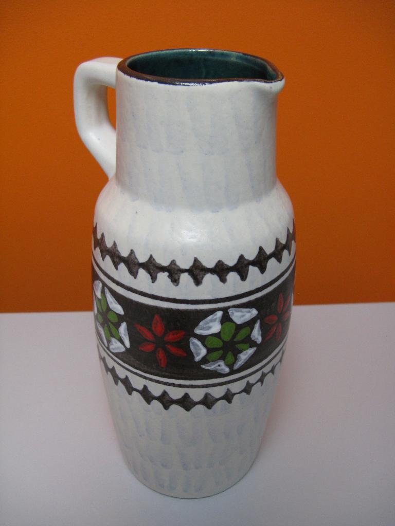 retro vintage vaas met tuit Jasba Keramiek West Germany 70s, Ophalen of Verzenden, Huis en Inrichting