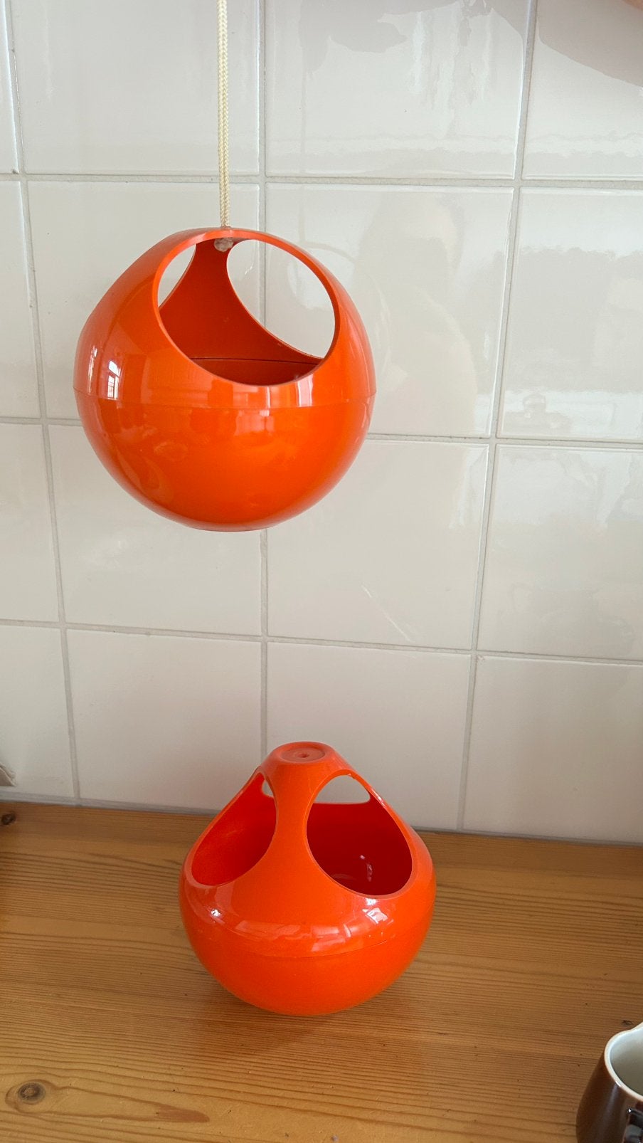 Iconisch vintage space age bloempotten oranje en groen, Kunststof, Gebruikt, Minder dan 30 cm, Rond