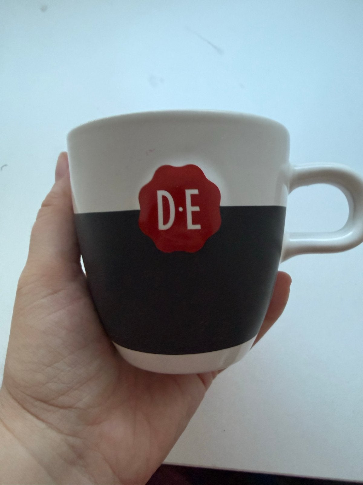 Douwe Egberts Mok - Wit met Zwart en Rood Logo, Ophalen, Steen/keramiek, Meerkleurig, Overige merken