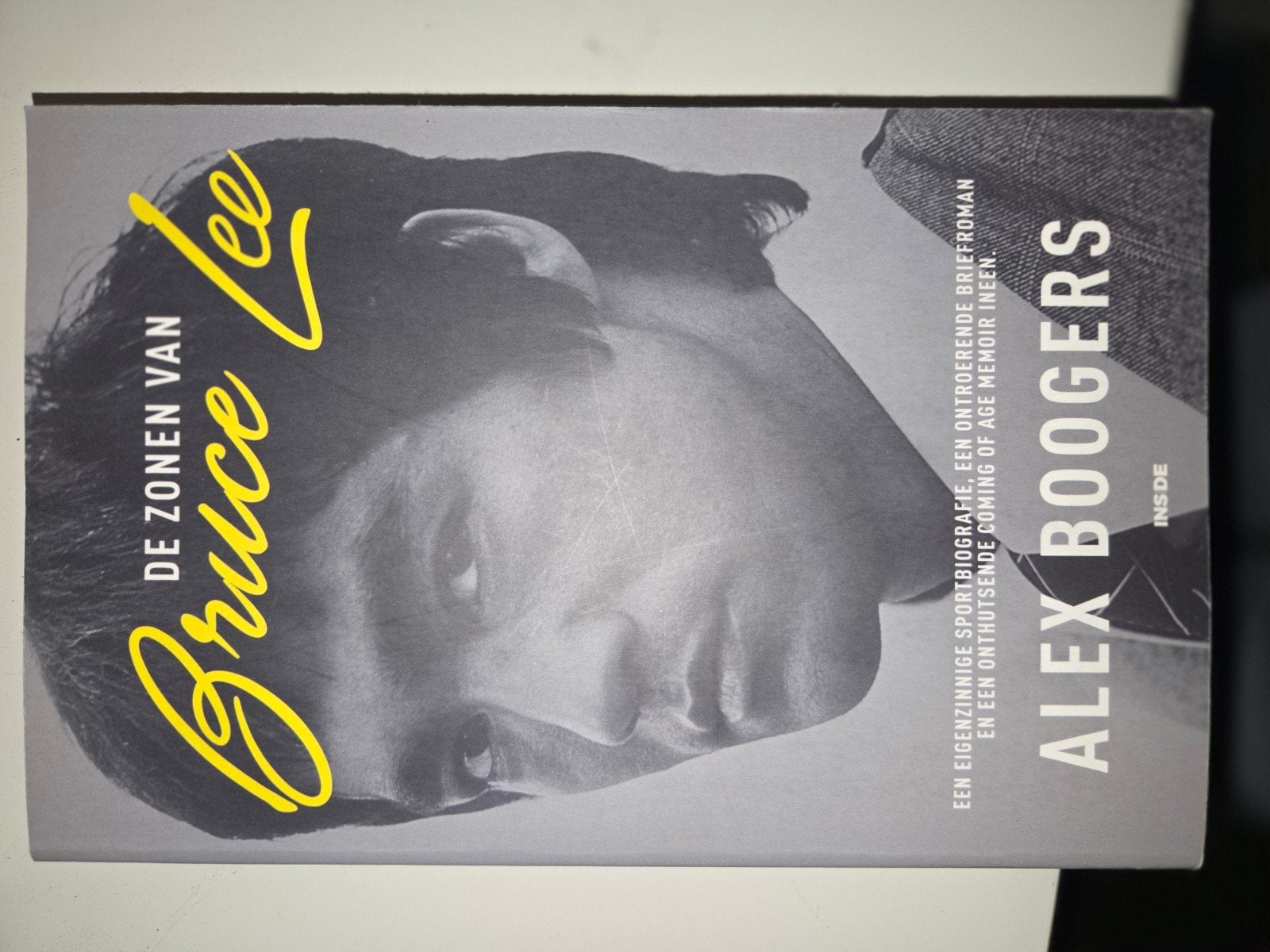 De Zonen van Bruce Lee - Alex Boogers (Zo goed als nieuw), Boeken, Ophalen of Verzenden, Zo goed als nieuw, Alex Boogers, Sport