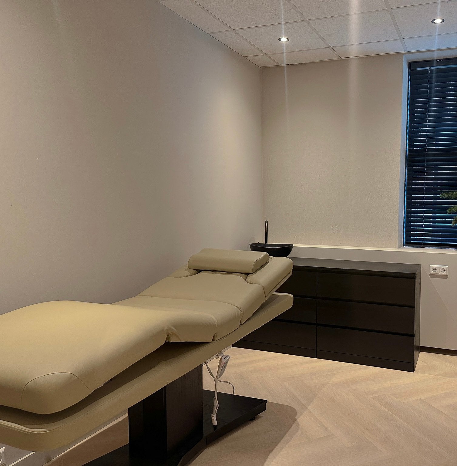 Quirumed beige zand elektrische behandelstoel / wellnessbank, Ophalen, Zo goed als nieuw, Massagetafel