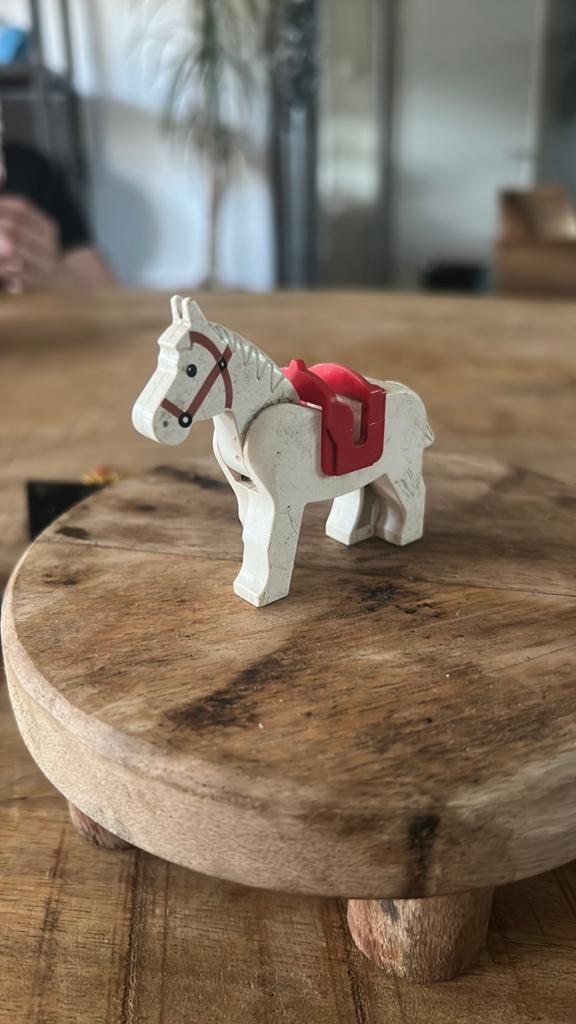 LEGO paard met een rood zadel en een hoofdstel, Ophalen of Verzenden, Zo goed als nieuw