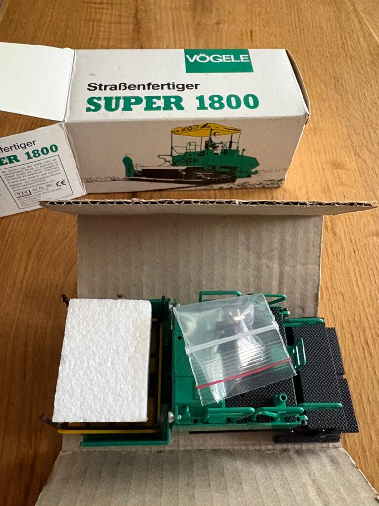 NZG 1/50 Vögele Super 1800 asfalteermachine op rupsbanden, Hobby en Vrije tijd, Ophalen of Verzenden, Nieuw, Hijskraan, Tractor of Landbouw