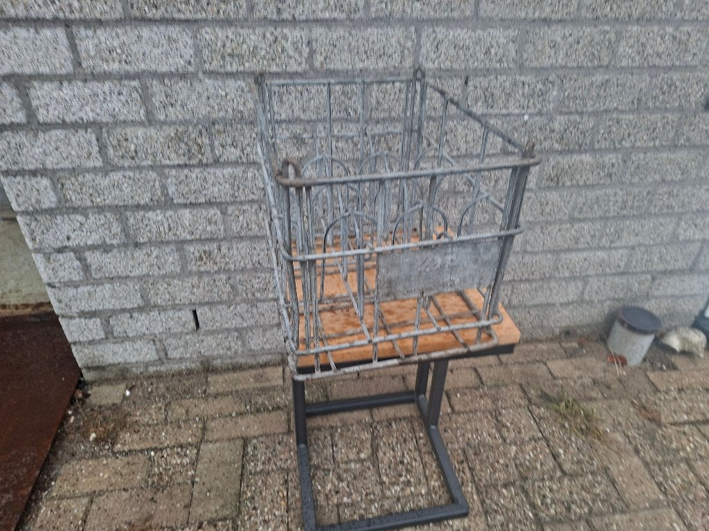 uit 1963 flessenrek metaal flessenkrat, Antiek en Kunst, Ophalen of Verzenden