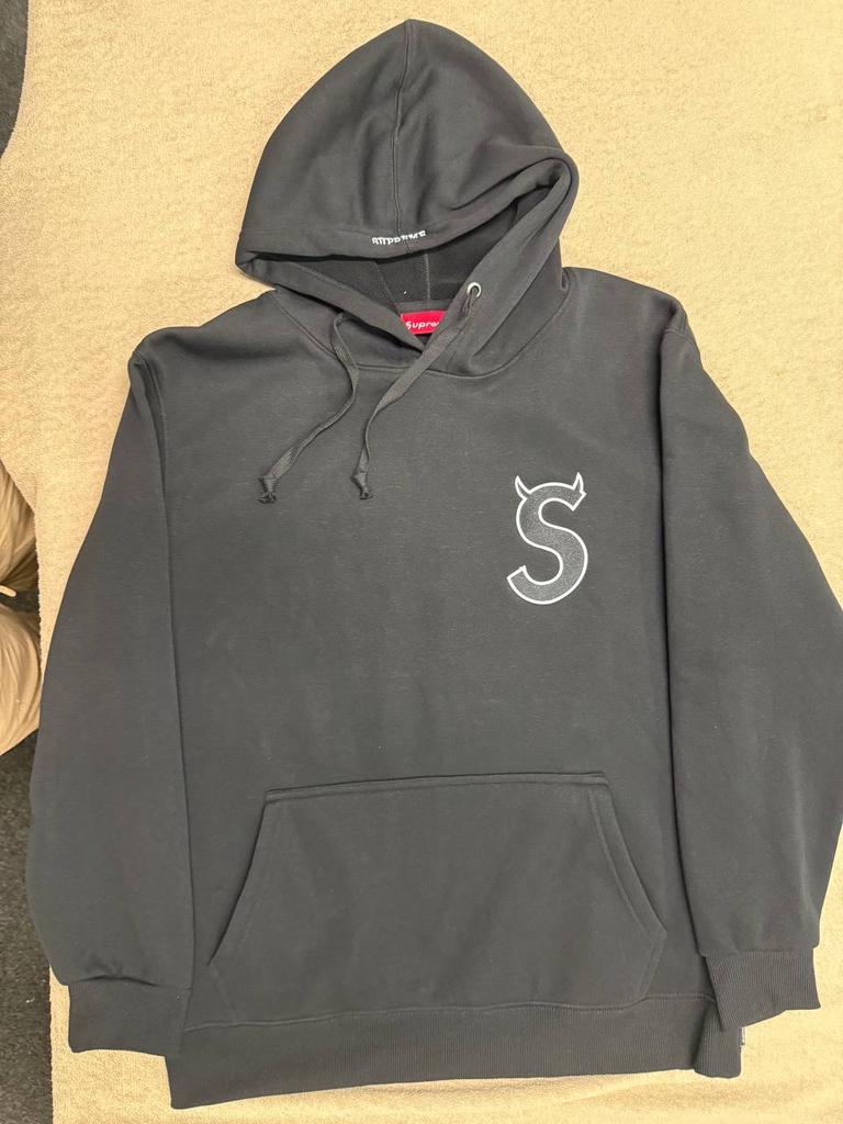 Supreme hoodie met 'S' logo, Ophalen of Verzenden, Nieuw, Maat 52/54 (L), Zwart