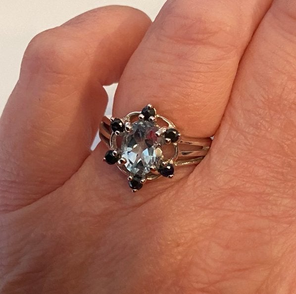 925 zilveren ring blauwe topaas omringd met saffieren, 18 tot 19, Blauw, Nieuw, Ophalen of Verzenden
