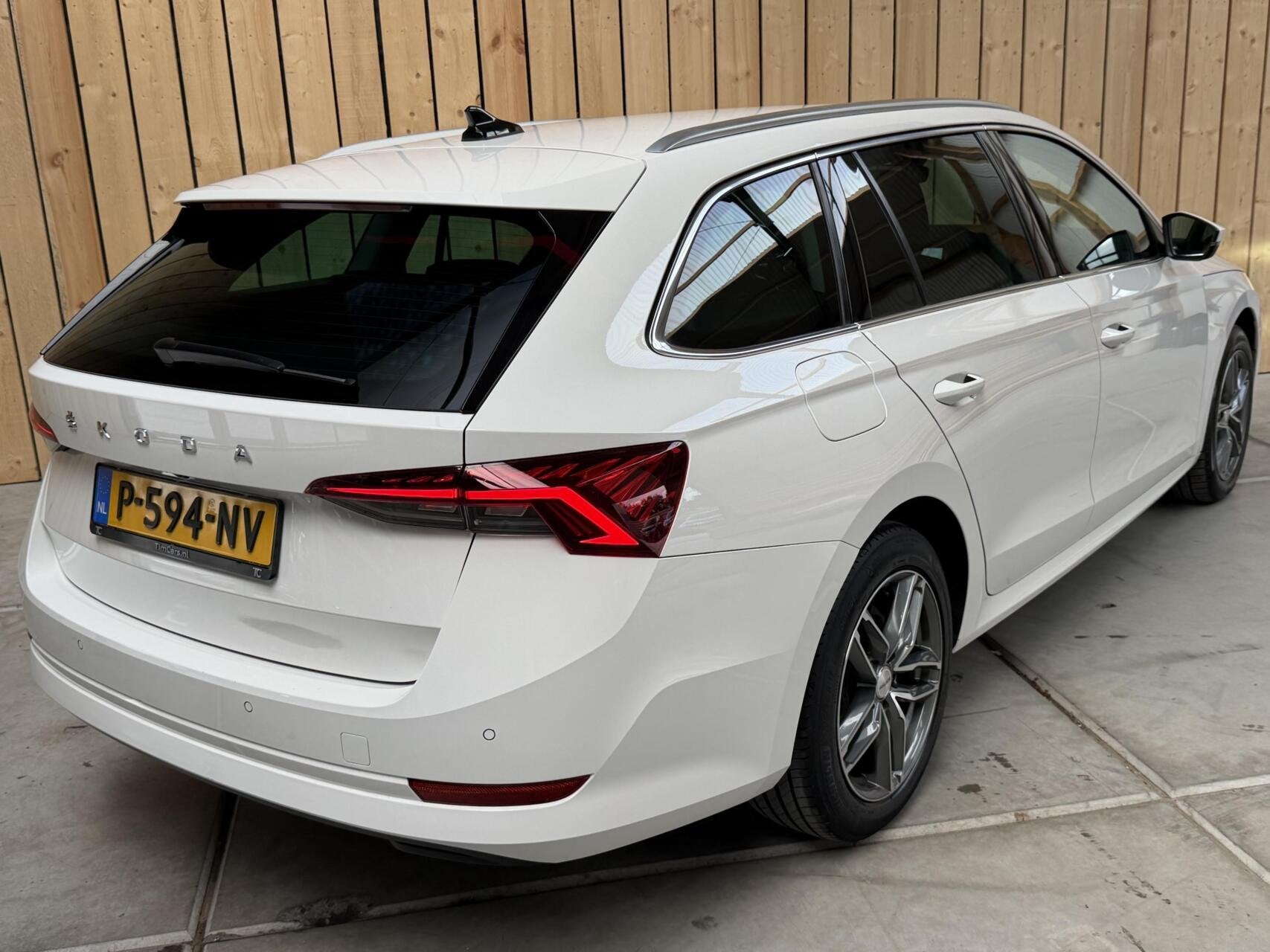 Skoda Octavia Combi 1.0 e-TSI Business Edition Plus Automaat, Auto's, Gebruikt, Wit, Origineel Nederlands, 690 kg