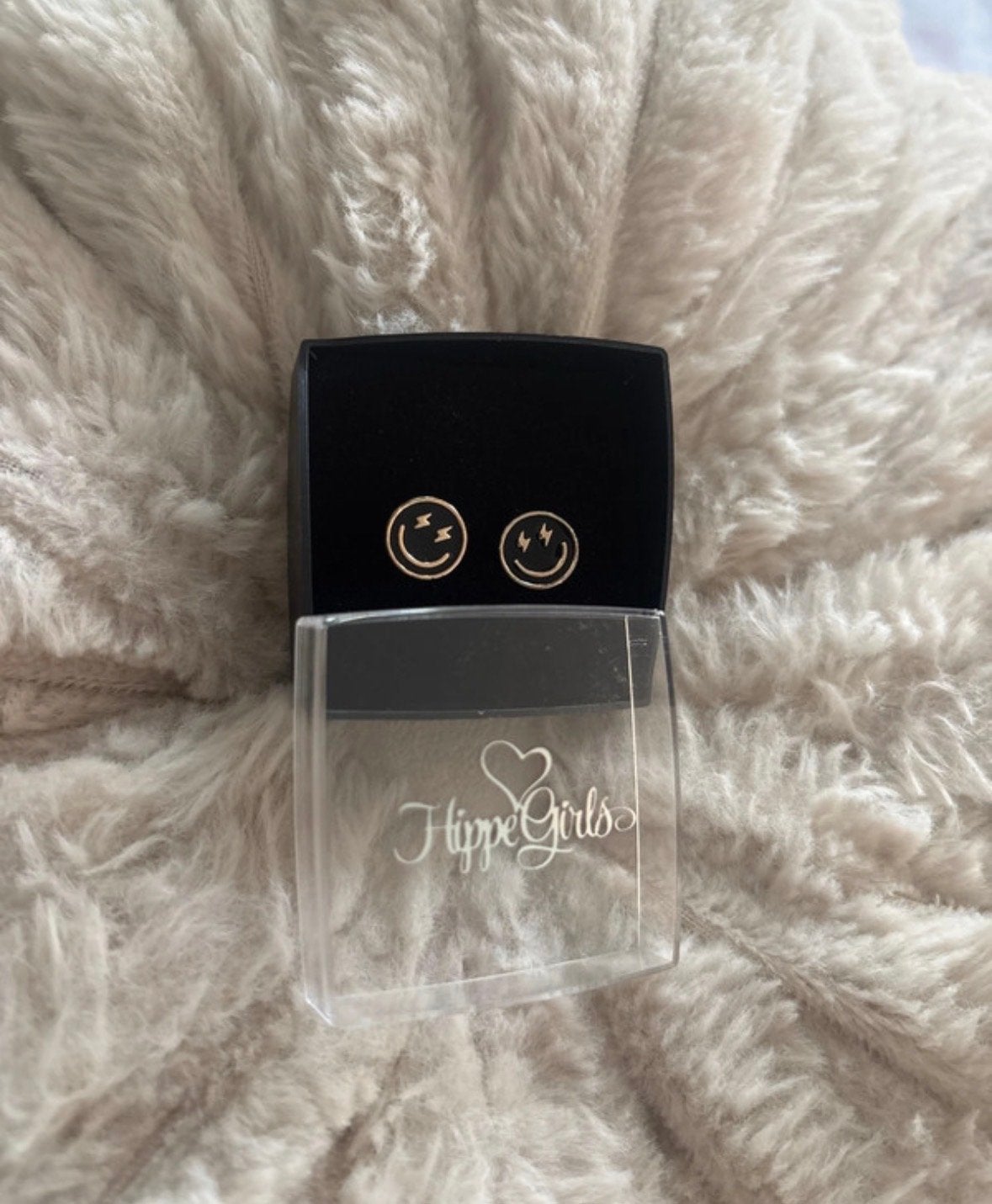 Gouden Smiley Oorbellen - HippeGirls, Ophalen of Verzenden, Nieuw, Overige materialen, Knopjes of Stekers