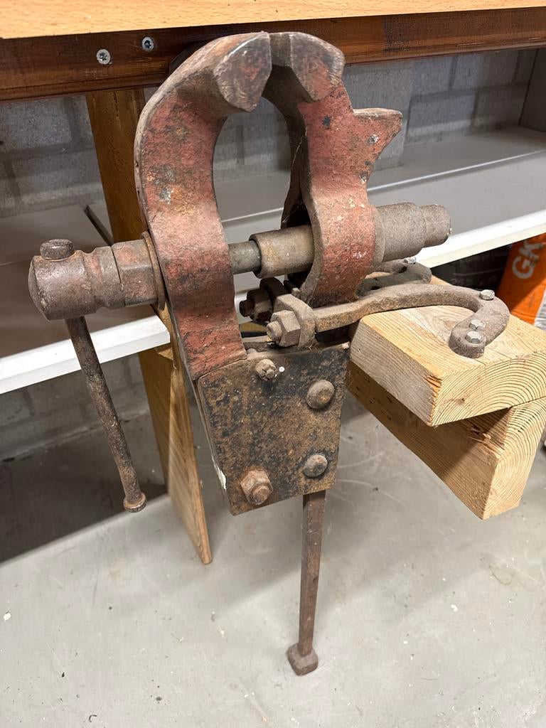 Antieke bankschroef - Robuust en functioneel, Antiek en Kunst, Antiek | Gereedschap en Instrumenten, Ophalen