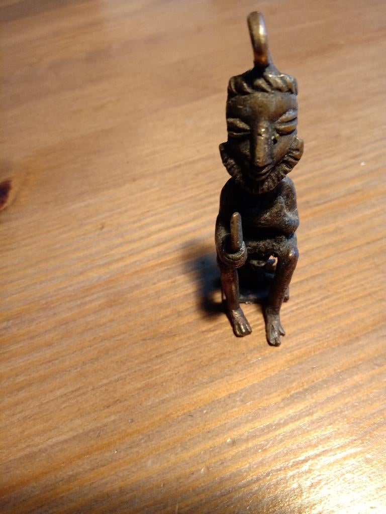 Uniek Afrikaans bronzen goudgewicht - man met baard op kruk., Ophalen