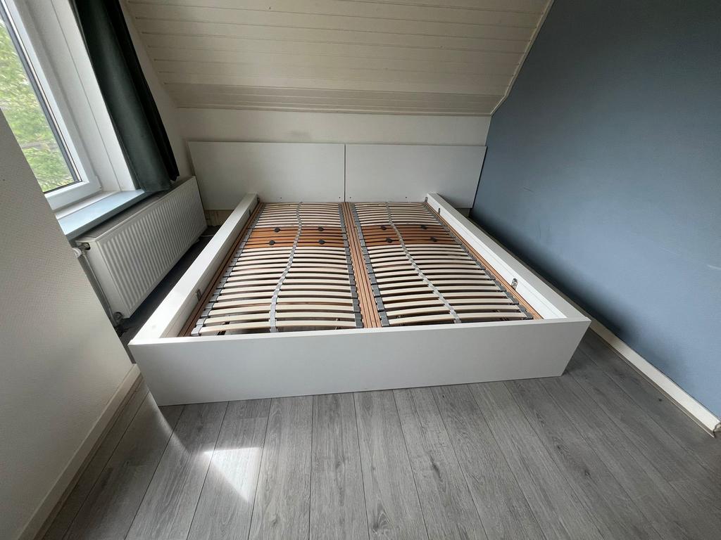 Wit tweepersoonsbed met lattenbodems, Ophalen, Tweepersoons, 180 cm, Hout
