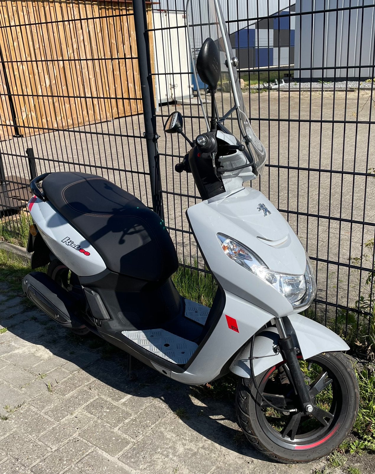 Bromscooter Peugeot Kisbee Grijs, Fietsen en Brommers, Scooters | Peugeot, Ophalen, Gebruikt, Overige modellen, Maximaal 45 km/u