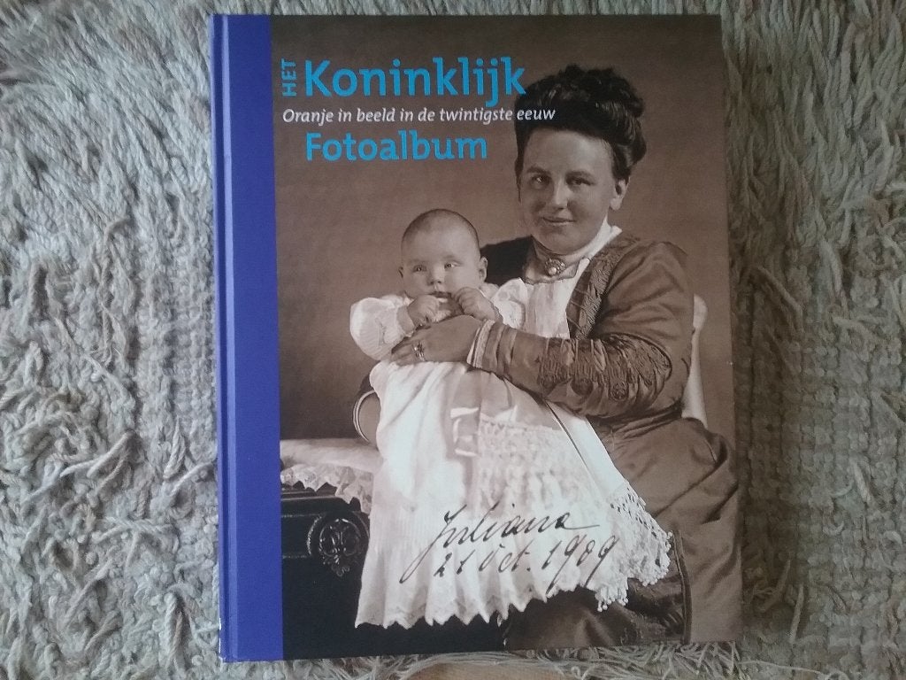 Het Koninklijk Fotoalbum - Oranje in de 20ste eeuw (2009), Ophalen of Verzenden, Zo goed als nieuw, Nederland, Tijdschrift of Boek