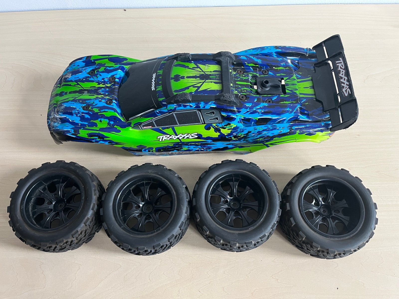 Traxxas Rustler 4x4 RC auto body kap en banden, Elektro, Gebruikt, Ophalen of Verzenden, Schaal 1:10