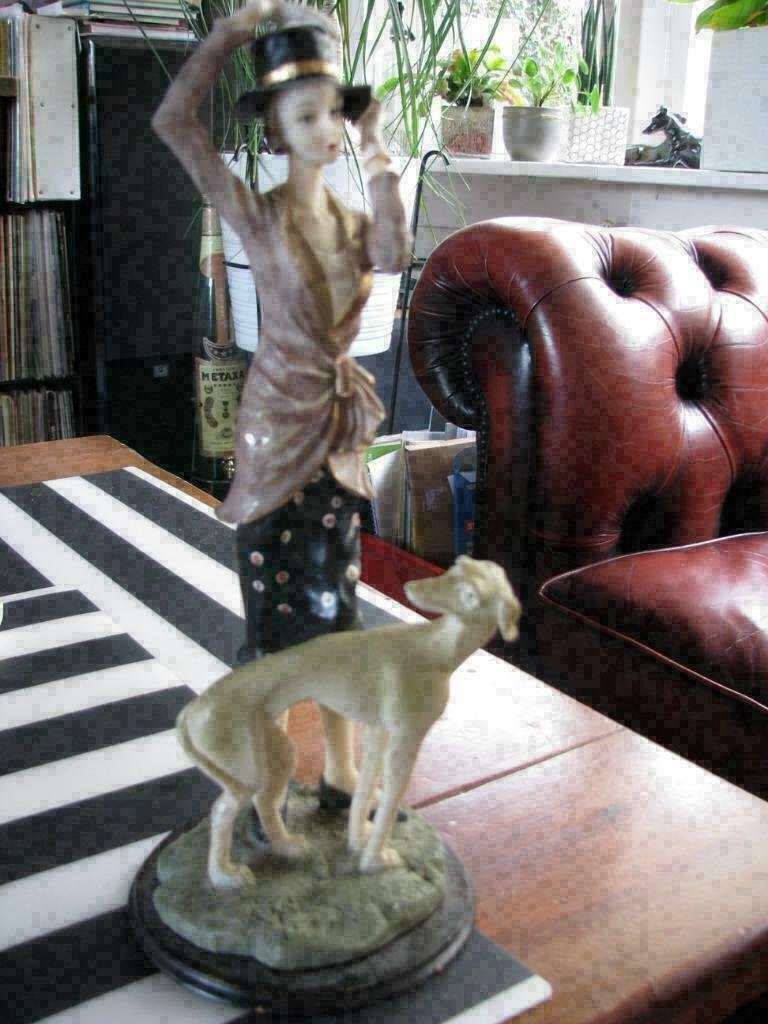 Brocante beeld vrouw met hazewind., Antiek en Kunst, Ophalen of Verzenden