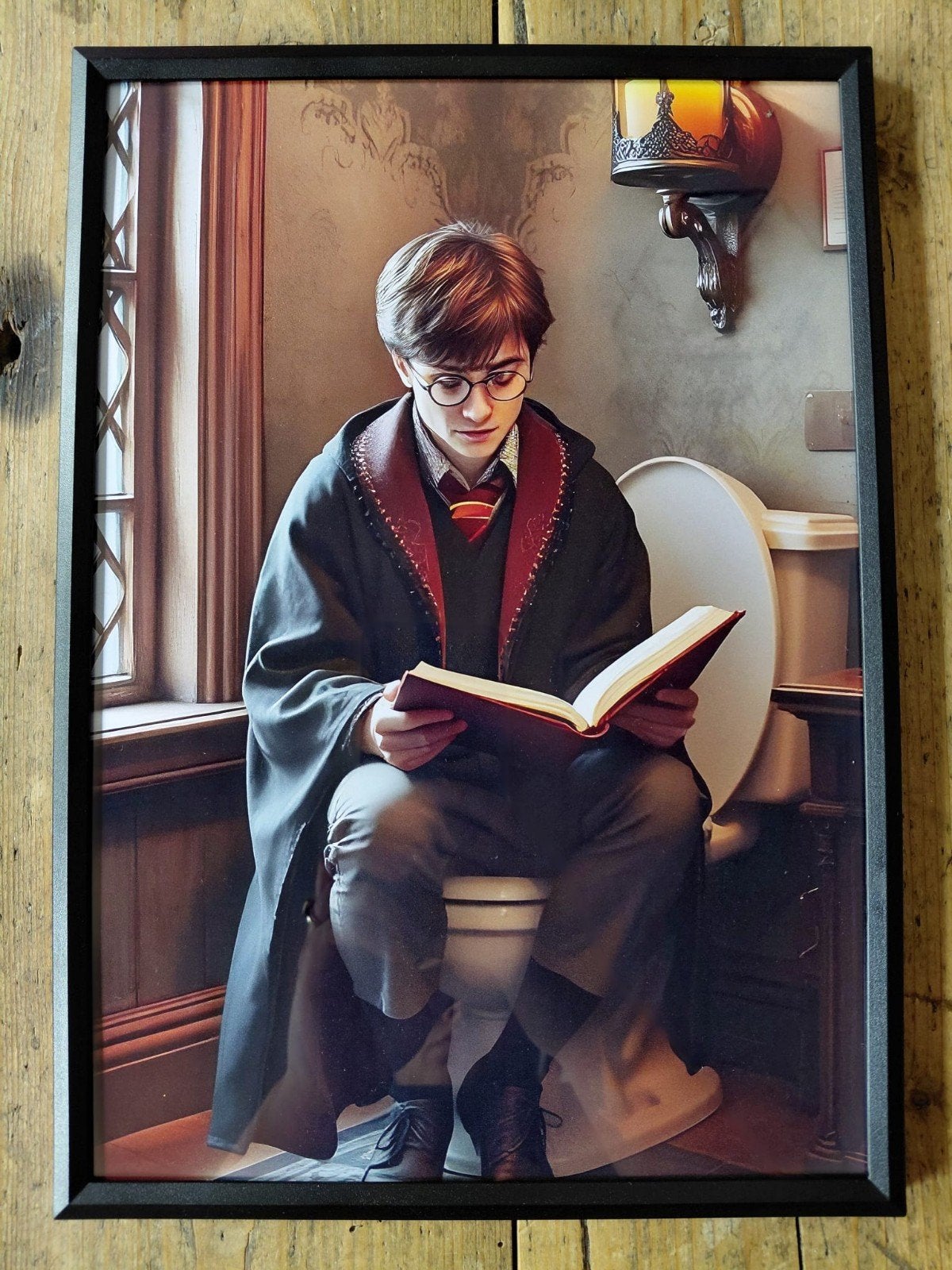 Harry Potter op het toilet - Ingelijste print 21x30 cm, Minder dan 50 cm, Nieuw, Ophalen of Verzenden, Print