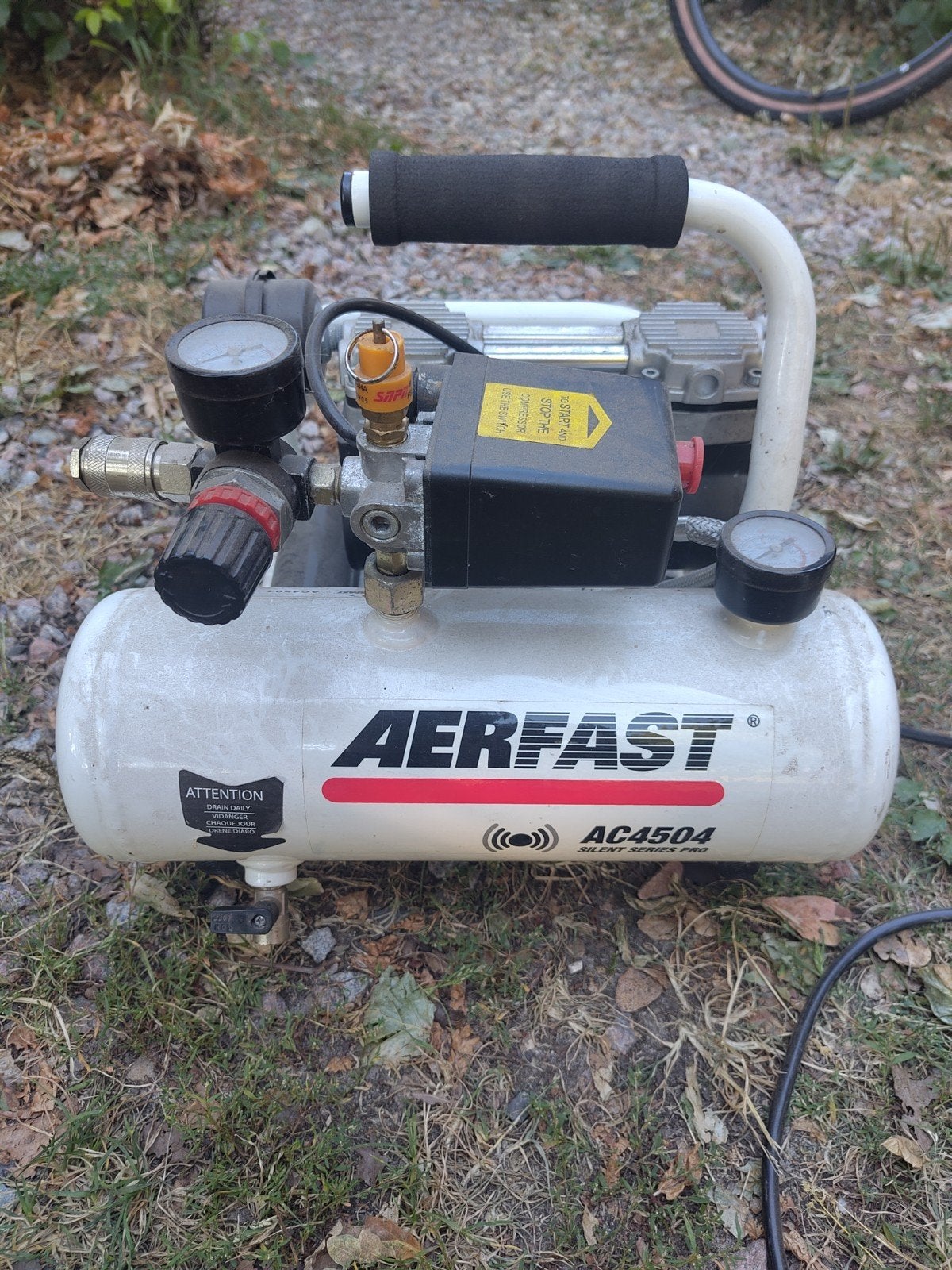 Stille kleine Compressor - 8 bar, 10.5 kg, Gebruikt, 6 tot 10 bar, Ophalen of Verzenden, Minder dan 200 liter/min