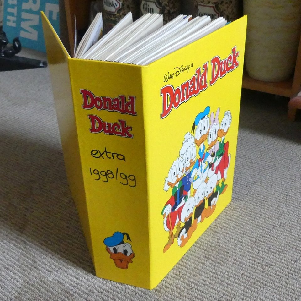 Donald Duck Extra 1998 en 1999 compleet in verzamelband, Boeken, Stripboeken, Gelezen, Complete serie of reeks, Walt Disney, Ophalen of Verzenden