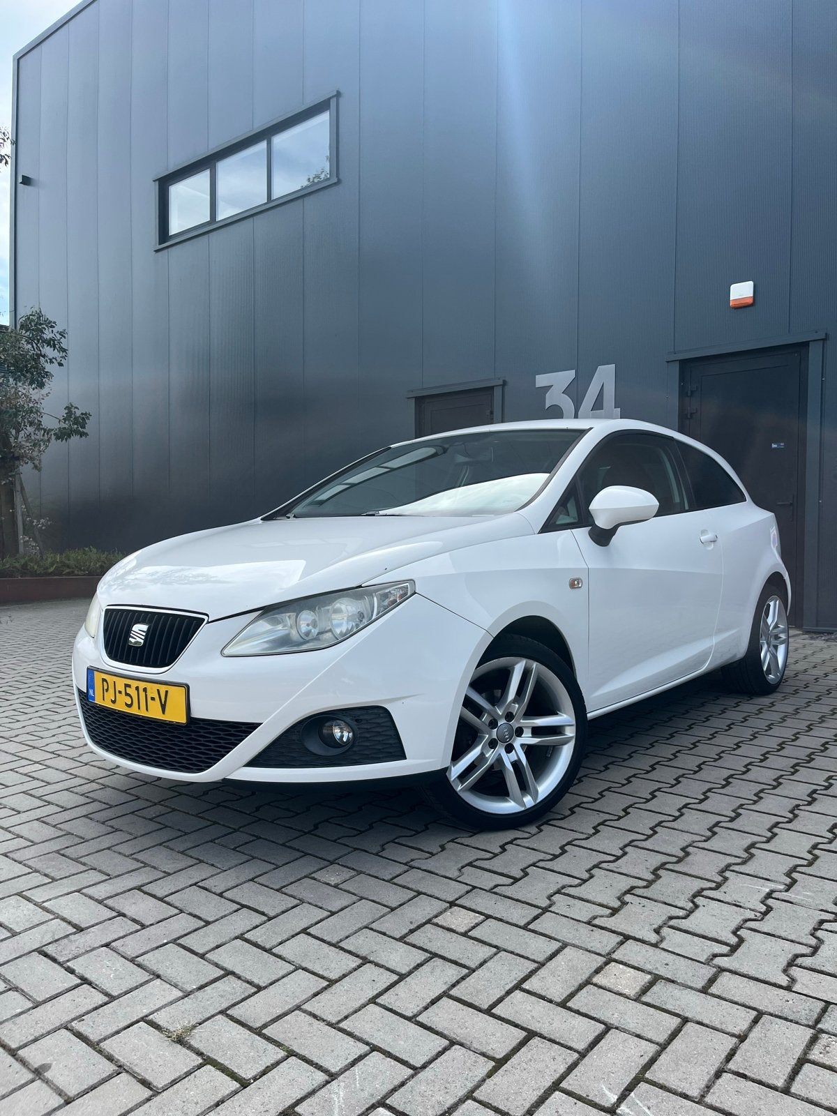 Seat Ibiza 1.4 63KW 2010 Wit, Voorwielaandrijving, 40 €/maand, 4 cilinders, Handgeschakeld