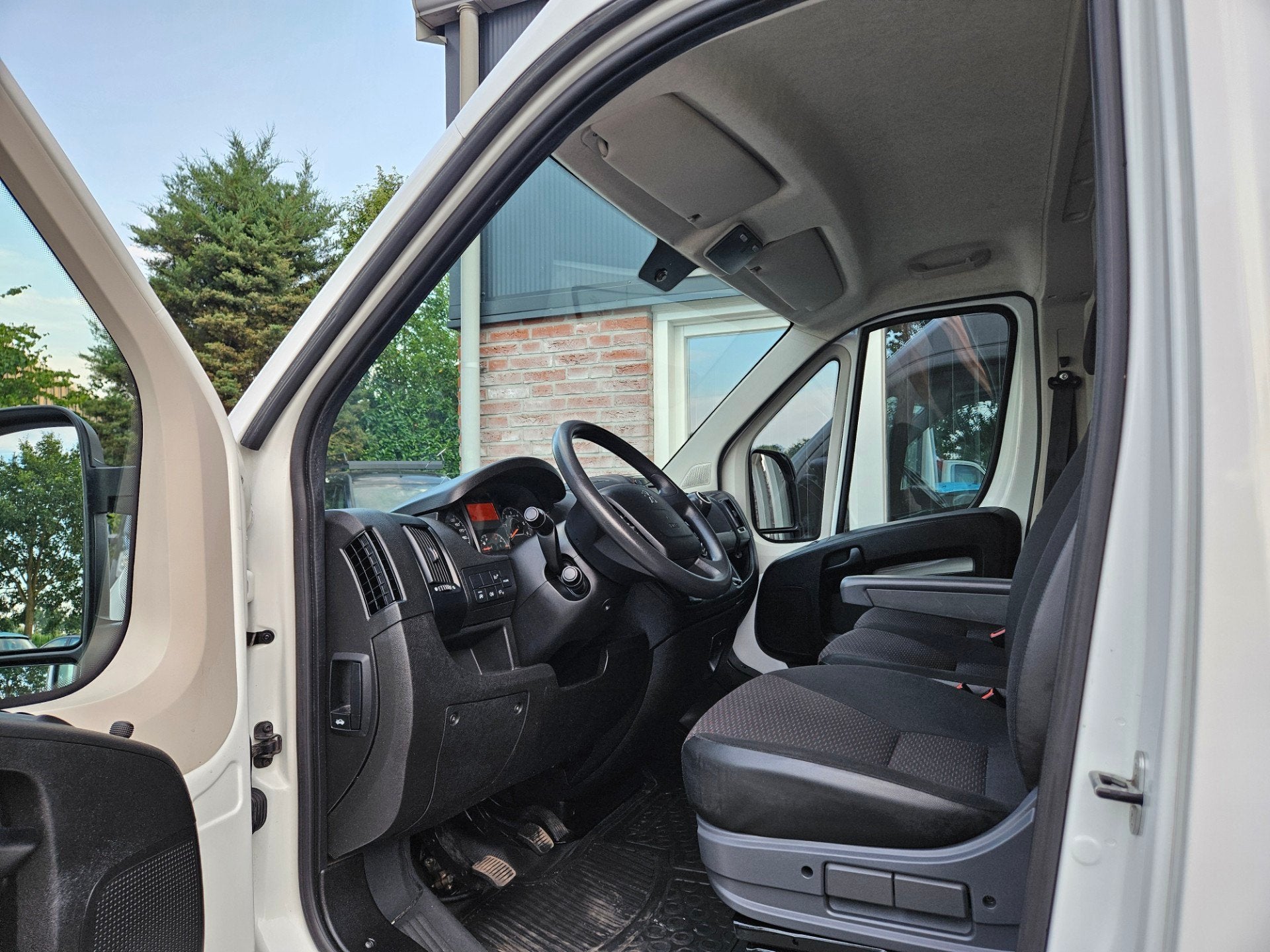 Peugeot Boxer 330 2.2 BlueHDi 140 L2H2 Premium Trekhaak! Air, Auto's, Bestelauto's, Voorwielaandrijving, Euro 6, 4 cilinders, Wit
