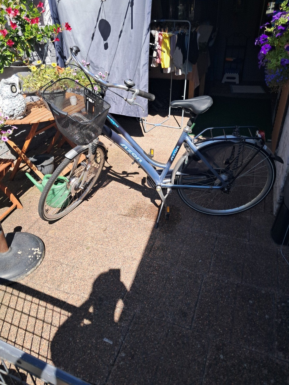 Damesfiets Azor met mand - Gebruikt maar in goede staat, Fietsen en Brommers, Velgrem, Versnellingen, Ophalen, Overige merken