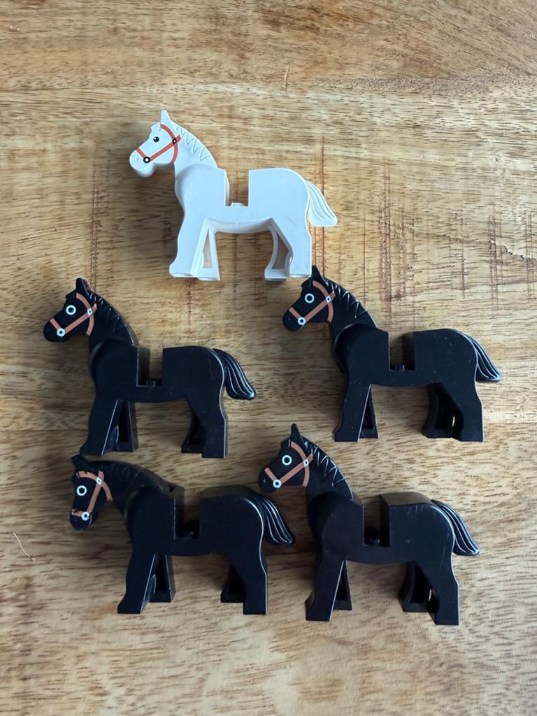 Lego partij paarden 5 stuks, Kinderen en Baby's, Speelgoed | Duplo en Lego, Ophalen of Verzenden, Zo goed als nieuw, Minifiguur