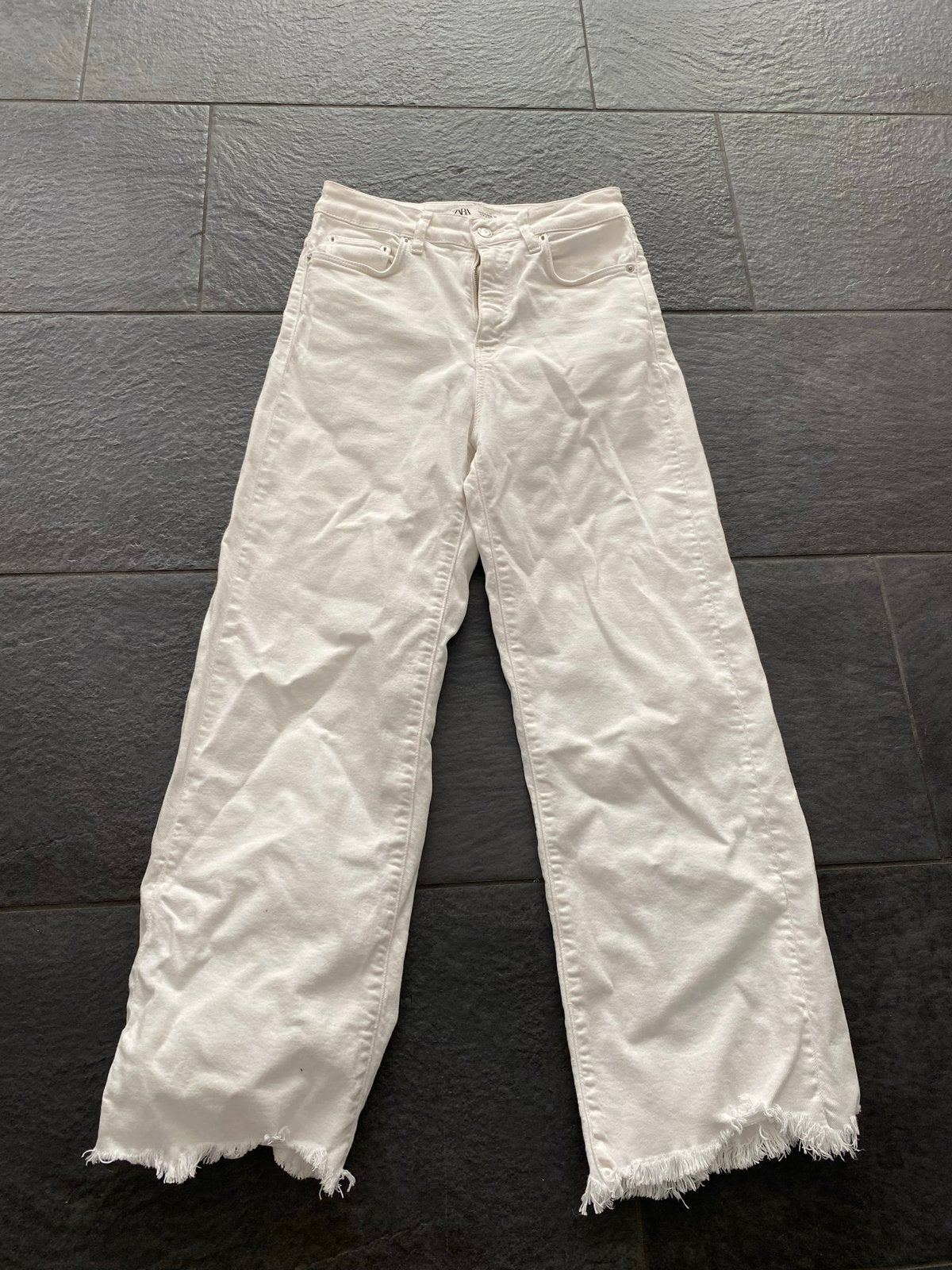 Zara witte wide leg jeans met gerafelde zoom, Ophalen of Verzenden, Zo goed als nieuw, Wit, W28 - W29 (confectie 36)