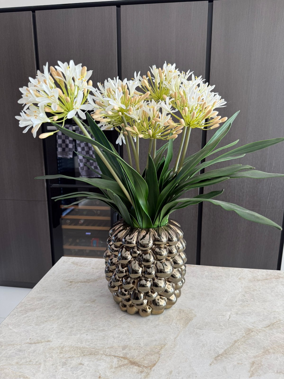 Kunstbloemen in gouden vaas, Huis en Inrichting, Woonaccessoires | Kunstplanten en Kunstbloemen, Zo goed als nieuw, Boeket, Goud