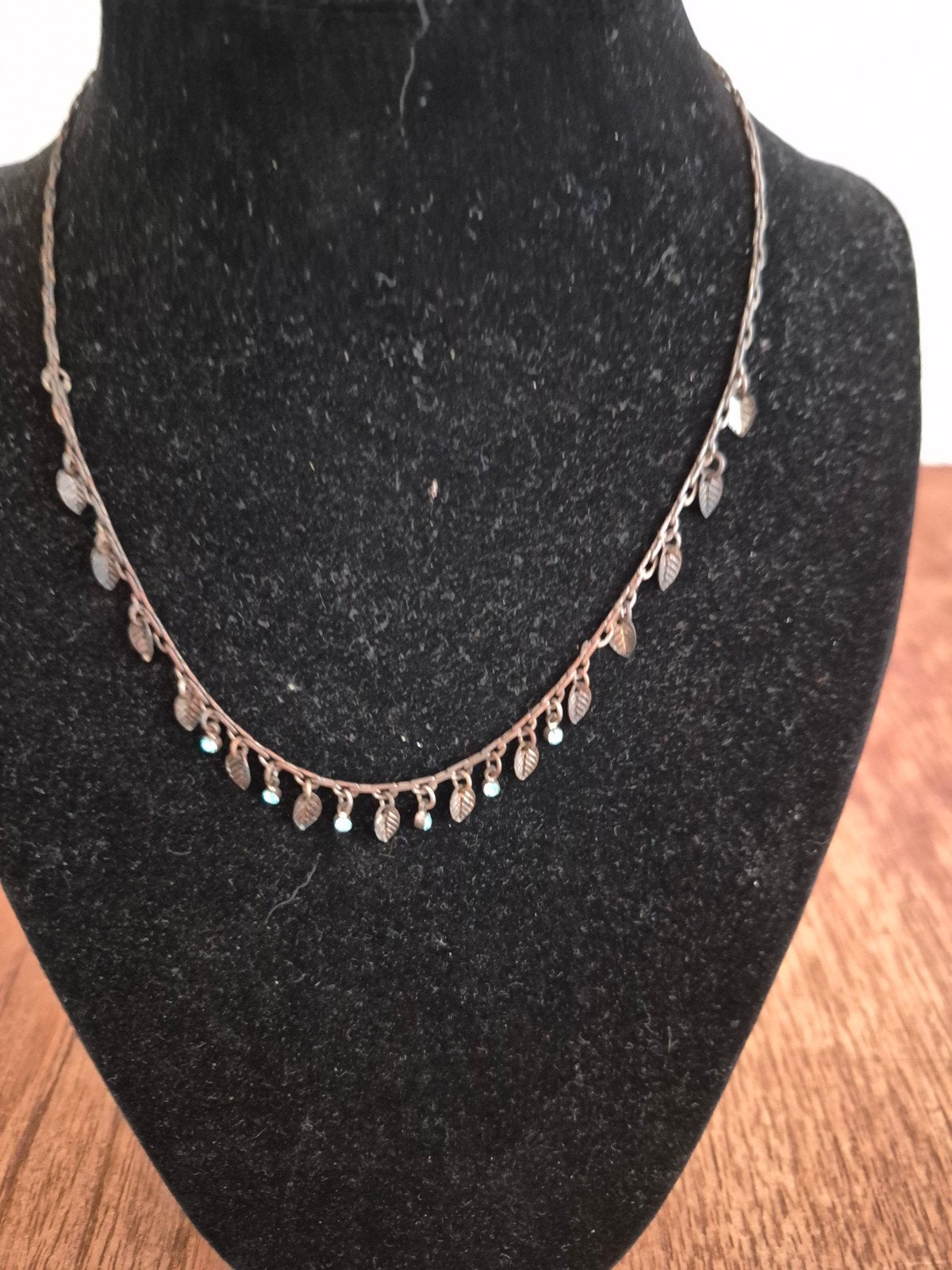 Ketting met bladvormige hangers en blauwe steentjes, Ophalen of Verzenden, Zilver, Overige materialen
