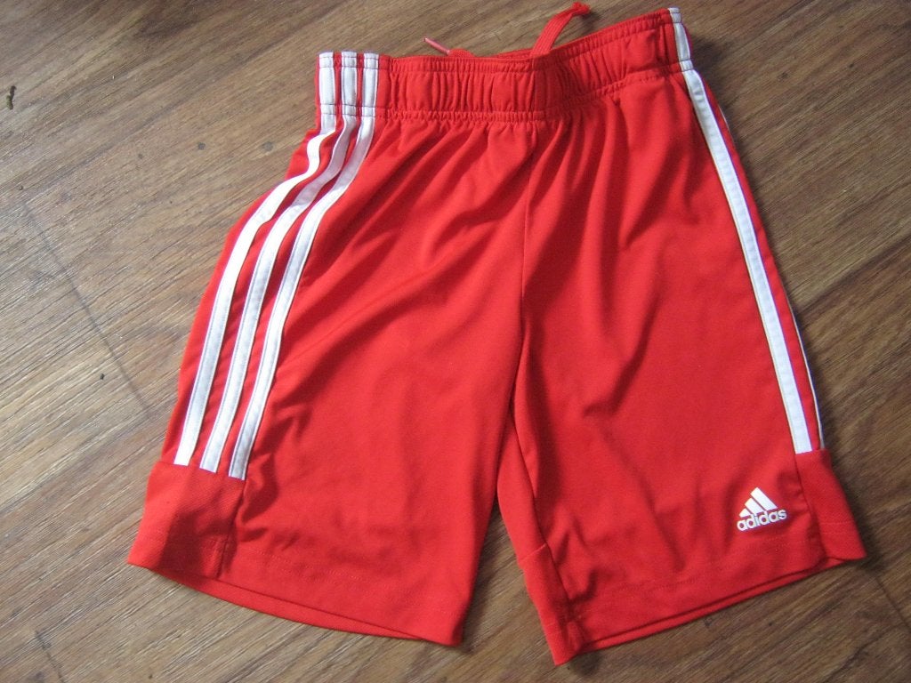 rode adidas aeroready  sportshort mt 140, Kinderen en Baby's, Kinderkleding | Maat 140, Adidas, Gebruikt, Sport- of Zwemkleding