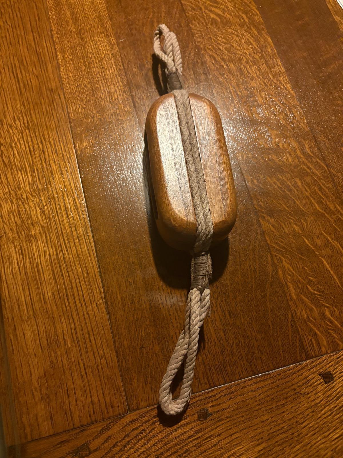 Oude houten katrol, Ophalen