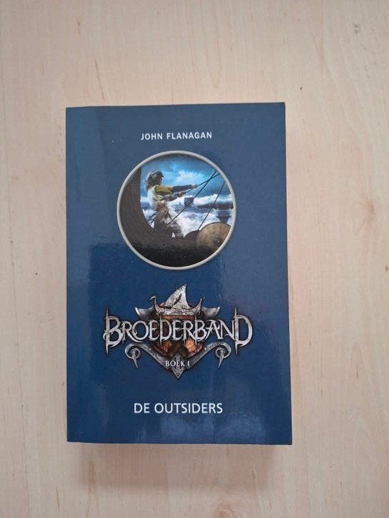 Broederband Boek 1: De Outsiders - John Flanagan, Boeken, Ophalen
