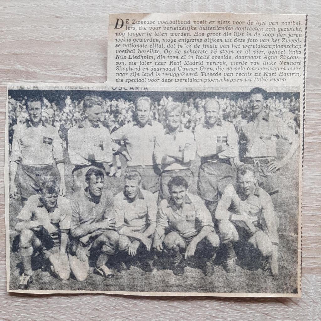 Kranten foto Zweedse elftal 1958 voor aanvang WK finale, Verzenden, Gebruikt, Buitenlandse clubs, Poster, Plaatje of Sticker