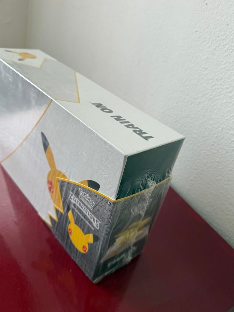 Pokémon Celebrations Ultra-Premium Collection Box, Hobby en Vrije tijd, Verzamelkaartspellen | Pokémon, Nieuw, Overige typen, Ophalen of Verzenden