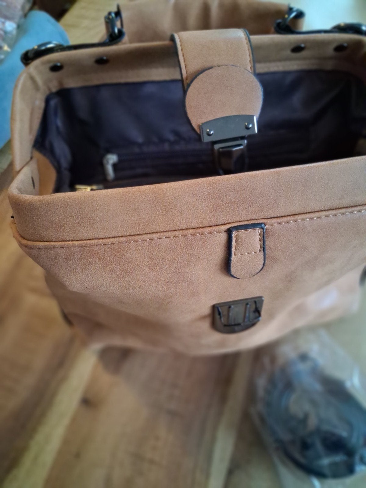 Stijlvolle handtas in camelkleur met gespsluiting, Ophalen of Verzenden, Zo goed als nieuw, Beige, Handtas