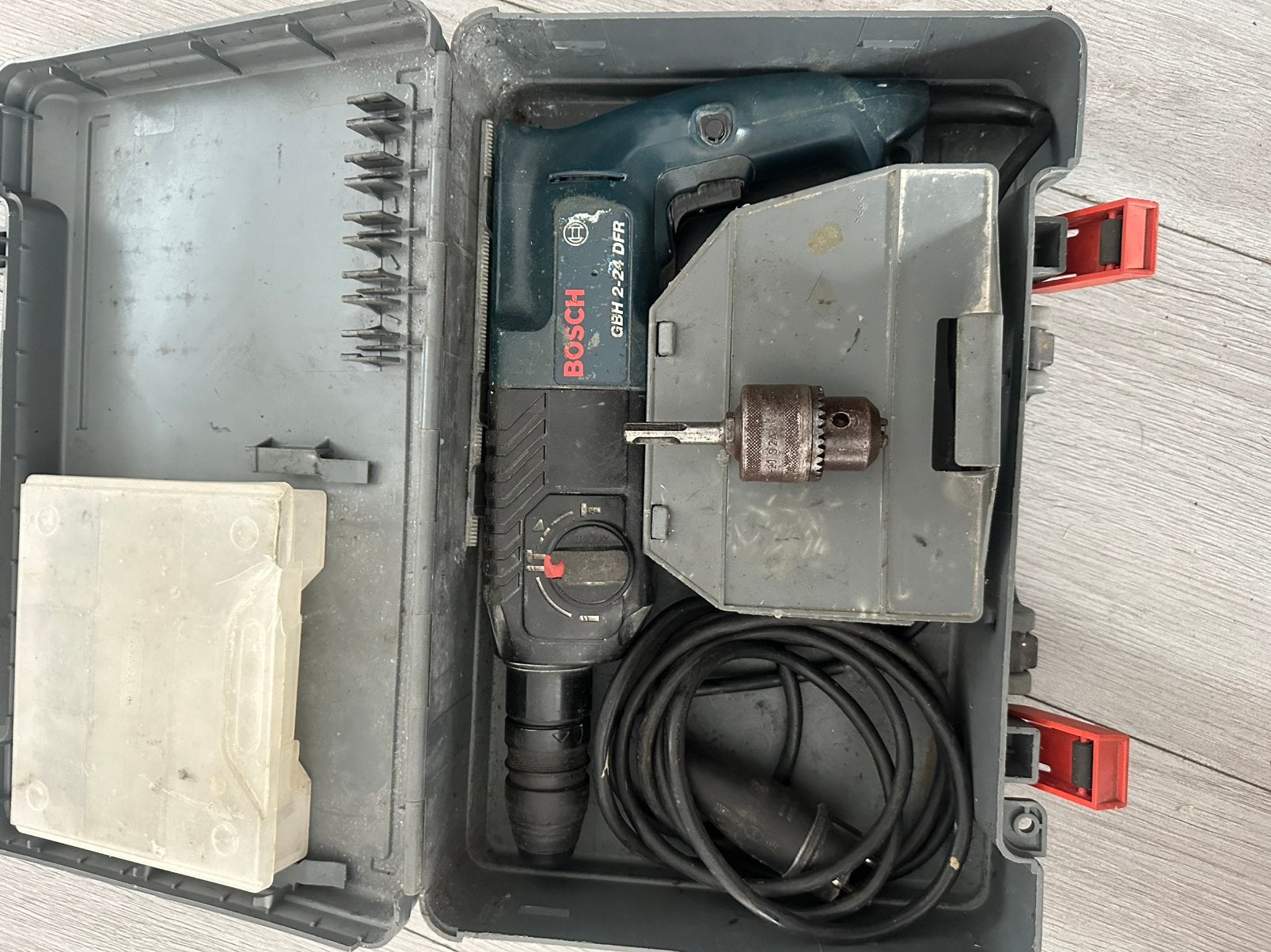 Te koop: Boorhamer / Boormachine met koffer, Doe-het-zelf en Verbouw, Gereedschap | Schuurmachines, Ophalen of Verzenden, Zo goed als nieuw