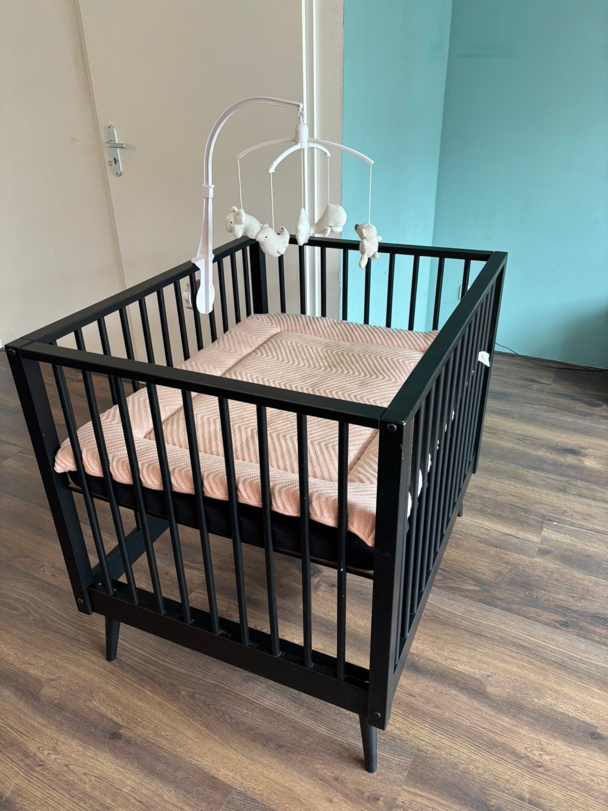 Kinderbox zwart incl matras, boxkleed, hoeslakens en mobiel, Ophalen, Zo goed als nieuw, Rechthoekig, Boxkleed