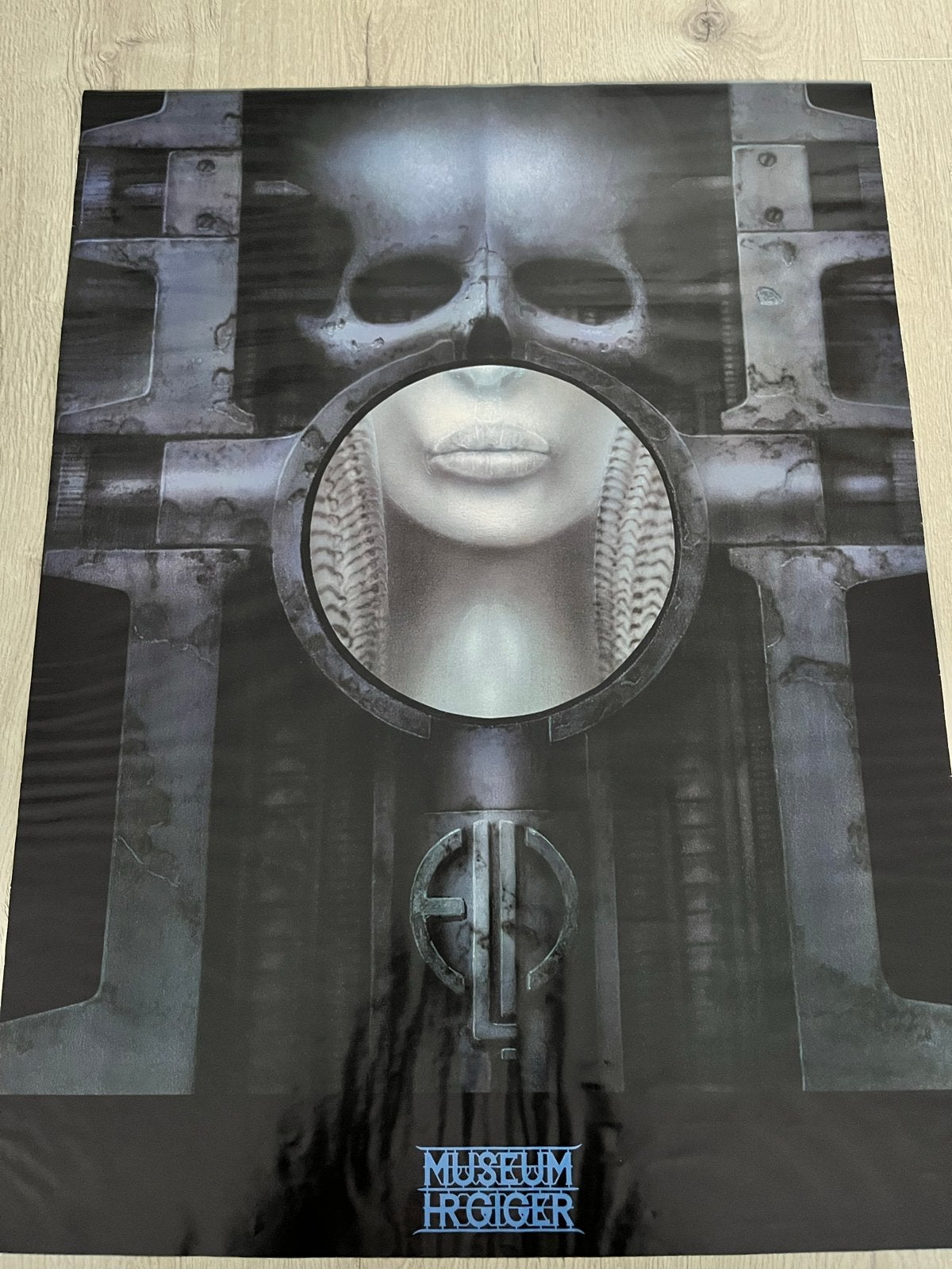 Poster HR Giger Museum ELP 60 x 80 cm, Rechthoekig Staand, Verzenden, Deurposter of groter, Zo goed als nieuw