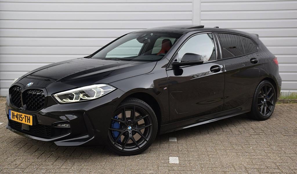 BMW 1-serie 118i High Executive Edition*1e eig*M-Pakket*Pano, Gebruikt, Zwart, 3 cilinders, 1300 kg