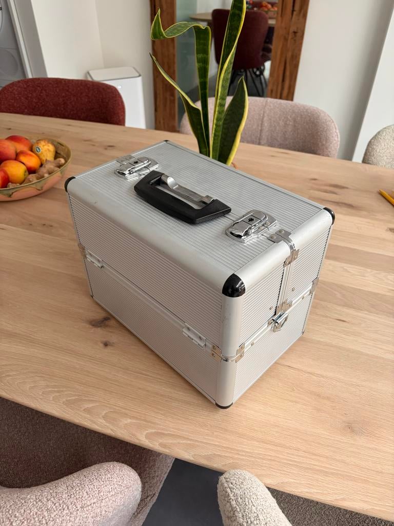 Cosmetica/Visagie/Viskoffer 36,5x23x27cm met indeling, Gebruikt, Ophalen of Verzenden, Grijs, Met slot