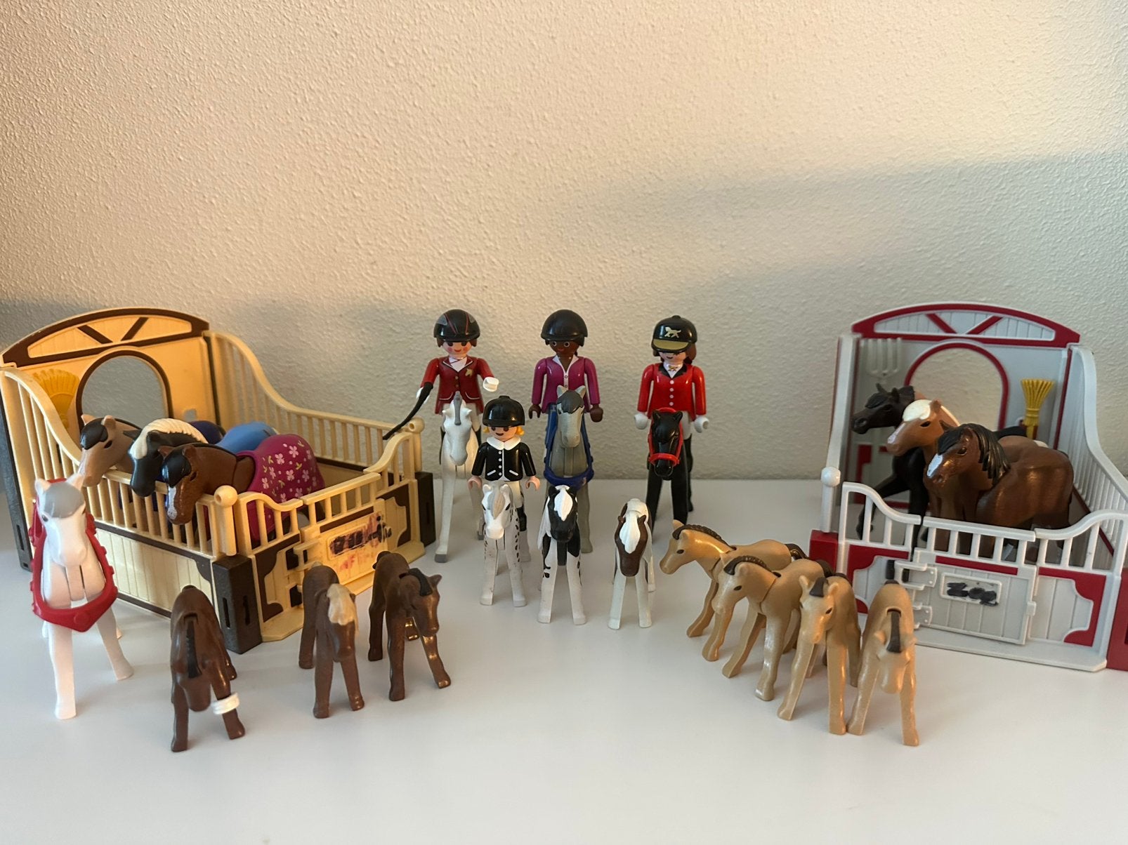 Playmobil 20 paarden, 4 amazones, 2 paarden-boxen en hekken, Ophalen, Zo goed als nieuw
