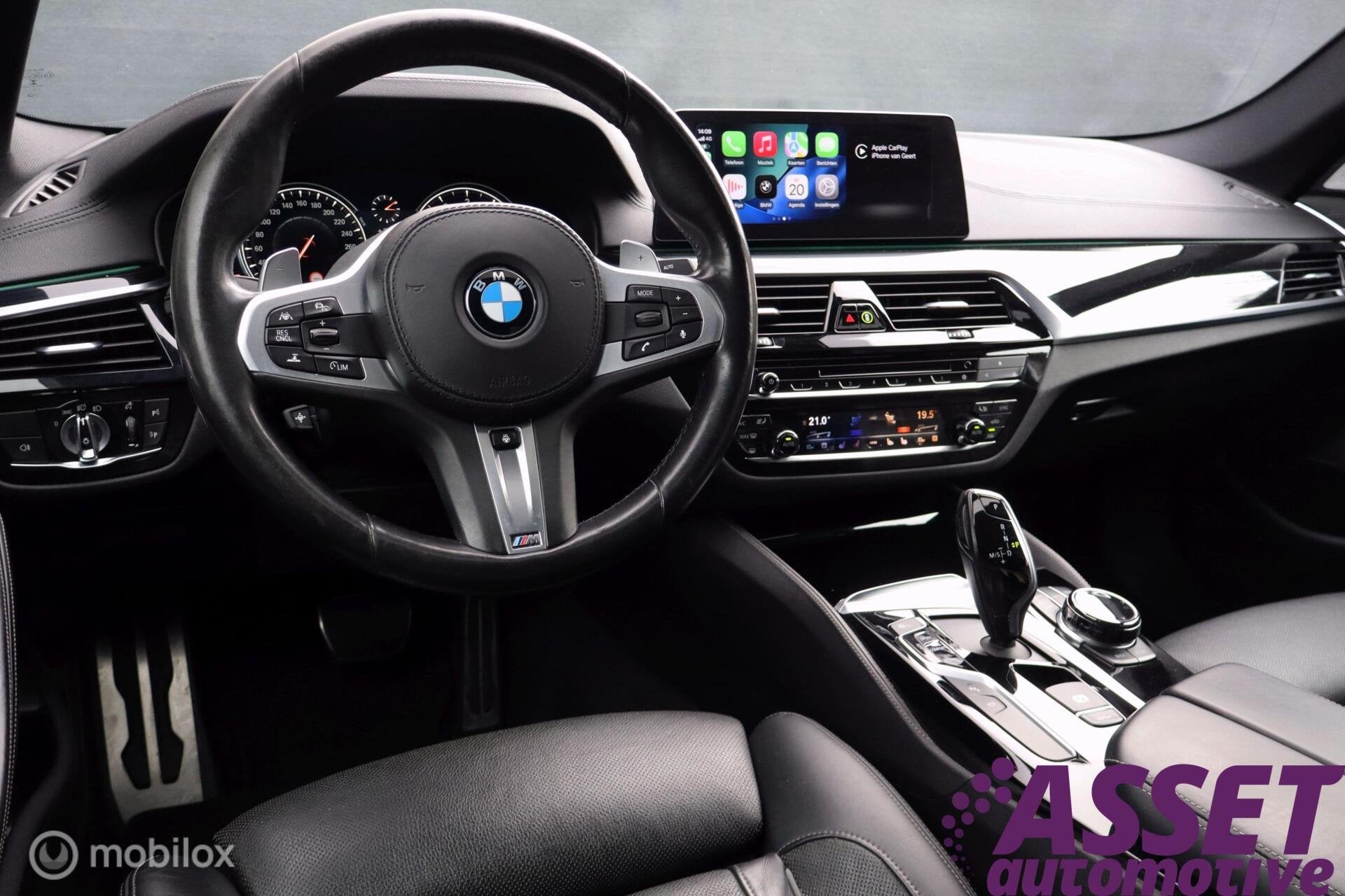 BMW M550i xDrive High Ex 544pk | pano | CoPilot | nappaleer, Auto's, Automaat, Gebruikt, 4395 cc, Zwart