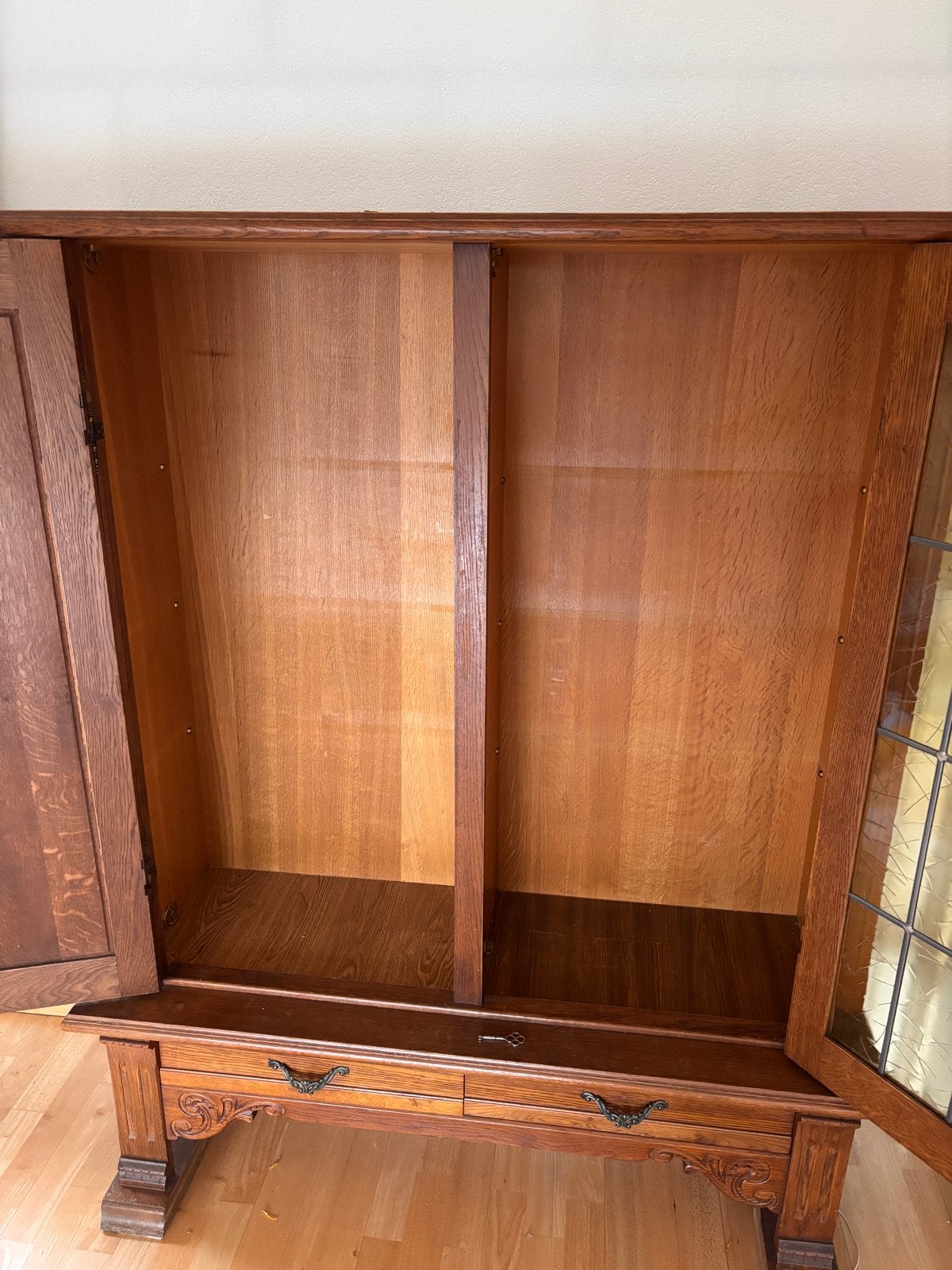 Antieke kast met houtsnijwerk en glas-in-lood, Ophalen