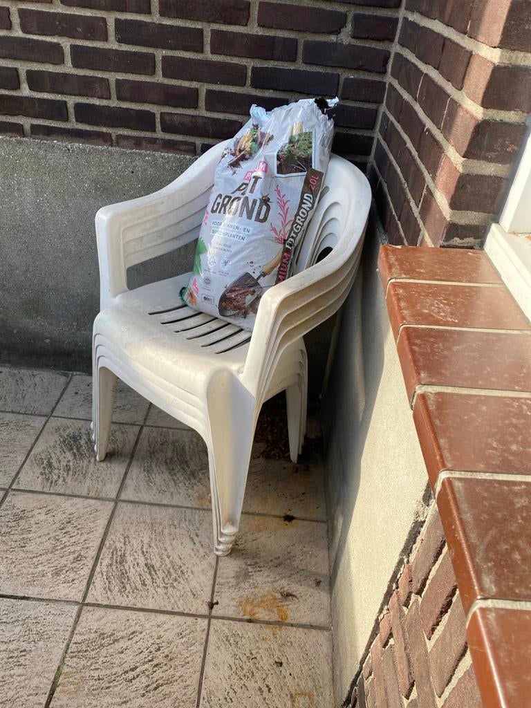 Gratis af te halen: 4 hard plastic tuinstoelen, Ophalen, Gebruikt, Plastic, Stapelbaar