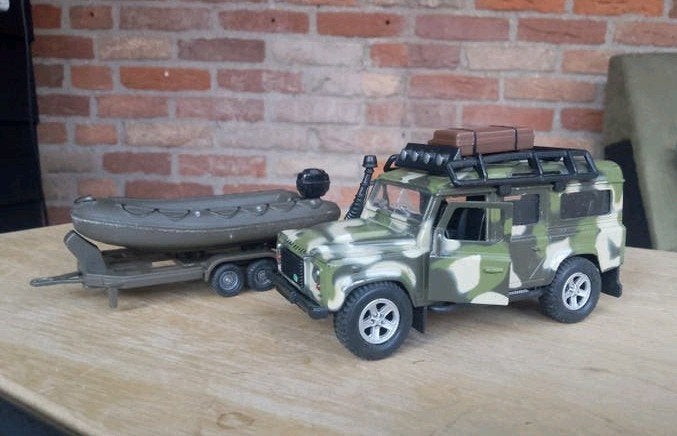 Land Rover Defender 1:31 met boot en trailer, Ophalen of Verzenden, Gebruikt