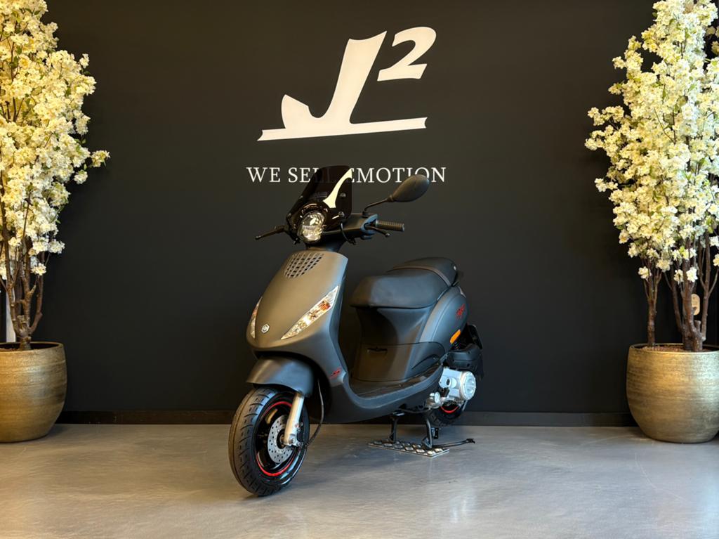 Piaggio Zip | Mat Grijs | Brom | 2024 | 885 km | 1 eig, ., Maximaal 45 km/u, Zip, Ophalen of Verzenden