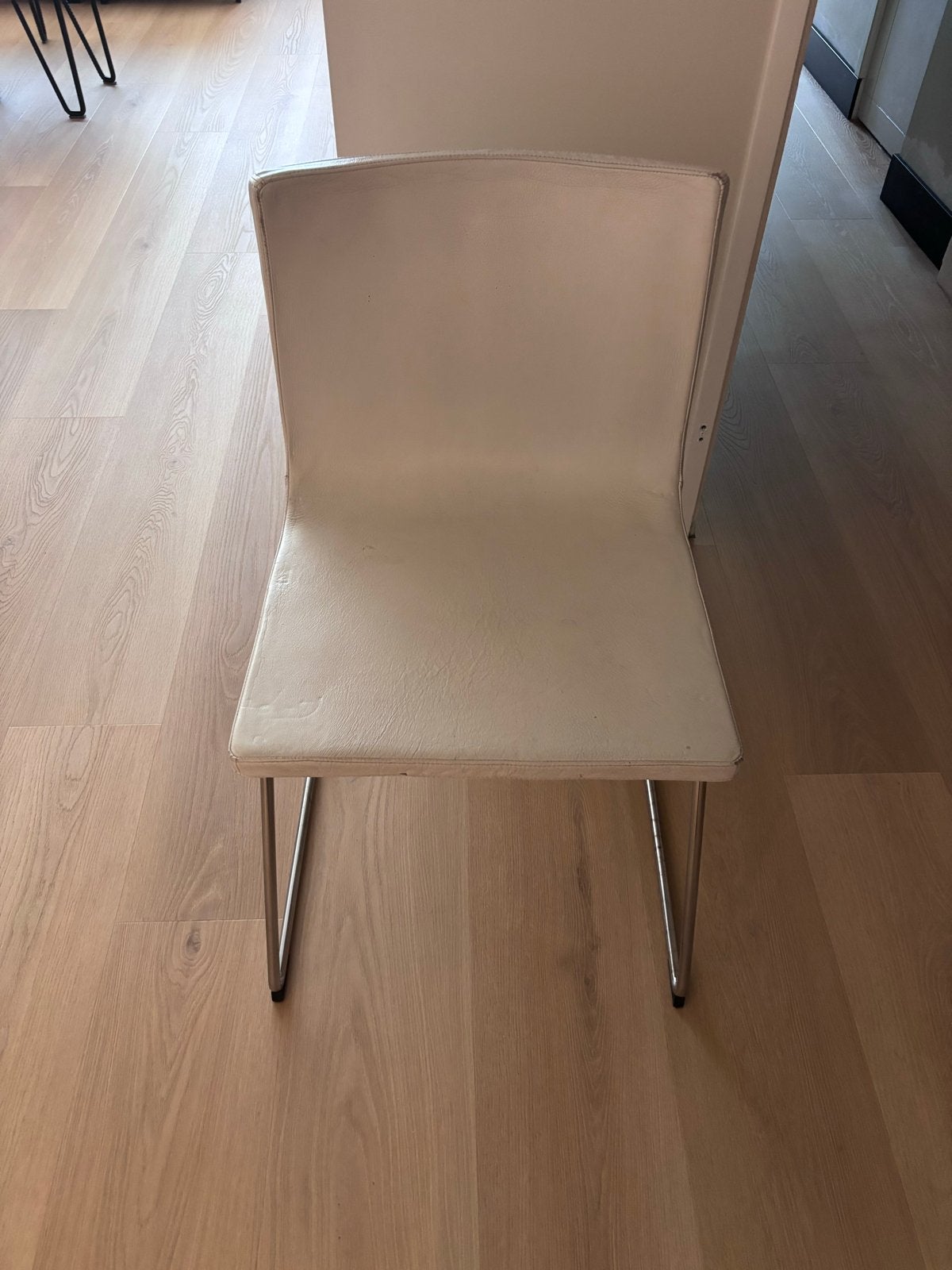 6 Witte eetkamerstoel met metalen onderstel, Gebruikt, Wit, Ophalen of Verzenden, Metaal